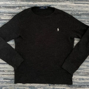 Ralph Laurent tröja - Säljer min Ralph Laurent tröja i storlek M men passar även S. Perfekt nu till hösten. Nypris 1500kr mitt pris 600kr🌟Skriv för mer info/fler bilder❗️