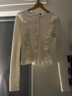 Volang kofta  - En volang kofta från hm helt oanvänd. Tyvärr tog ja bort prislappen då ja trodde den skulle komma till användning. Lite mer krämvit än helvit.