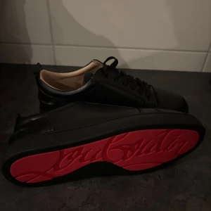 Christian Louboutins Skor  - Säljer nu dessa sparsamt använda skor då dom aldrig kommit till användning. Storlek 42, Lådan har en defekt ( Bild 4 ) vid fler frågor och funderingar tveka inte på att höra av dig!