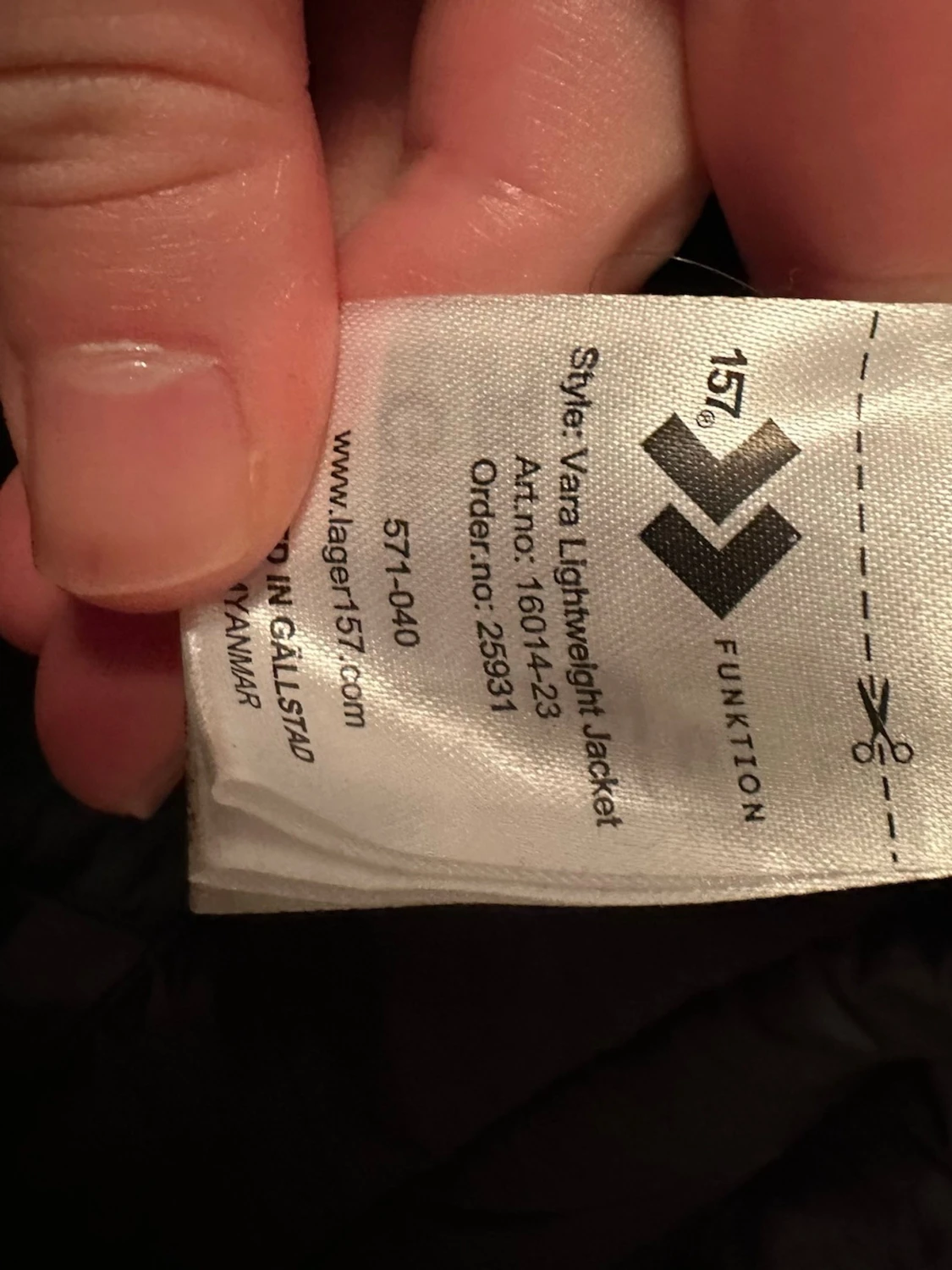 Svart lättviktsjacka  med huva - 4