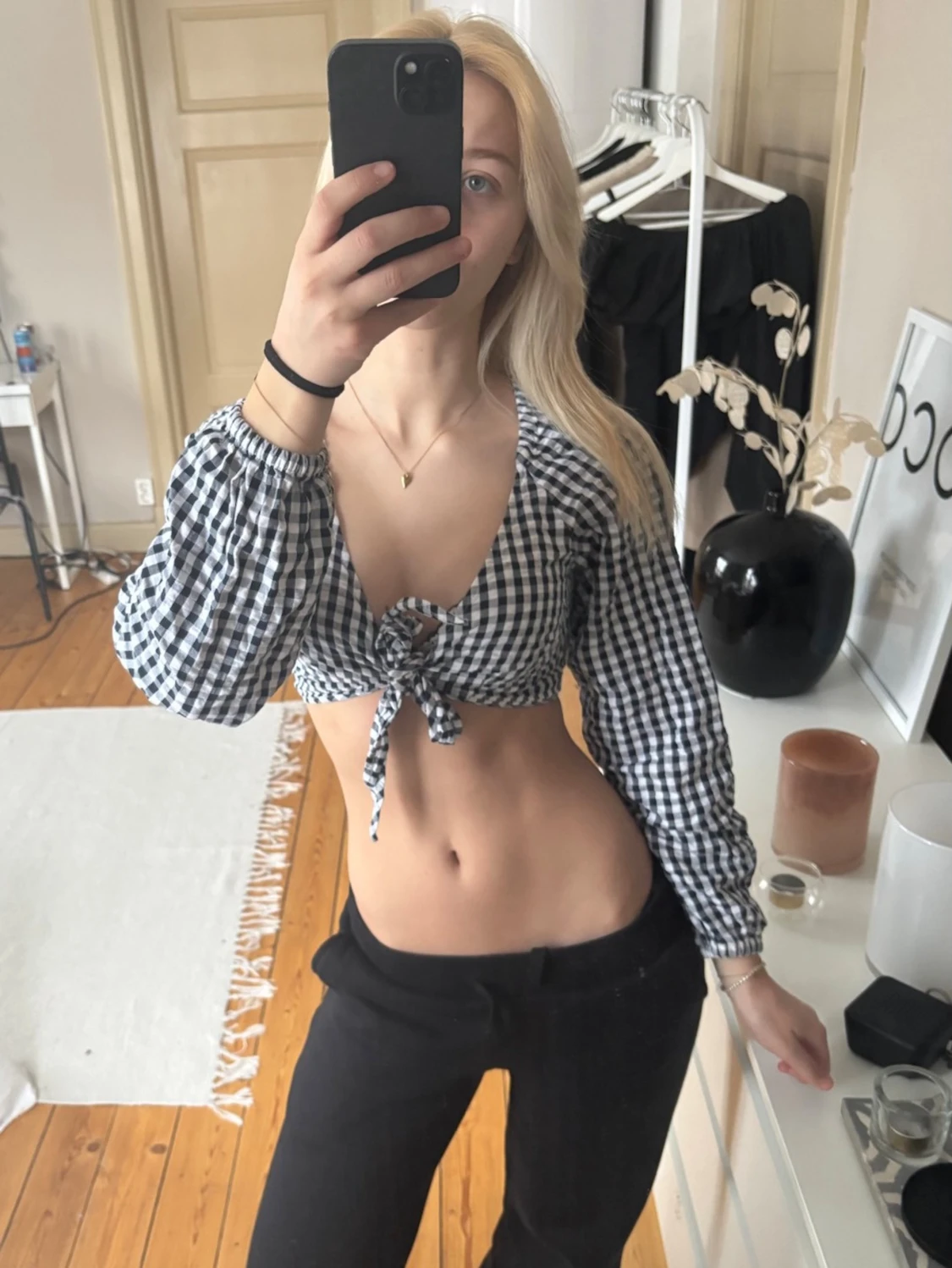 Svartvit rutig croppad blus med knyt - 2