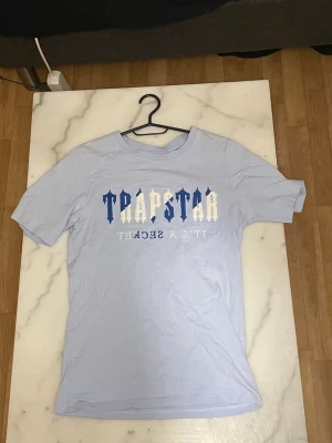Trapstar dress - säljer detta trapstar dress. Den är storlek Xs och värkligen bra skick, Nypris var runt 1,8?? Säljer för 1000  men kom med bud nästan oandvänd:) // MVH