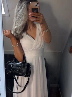 Vit omlottklänning med v-ringning - Vit klänning från Italiensk marknad 