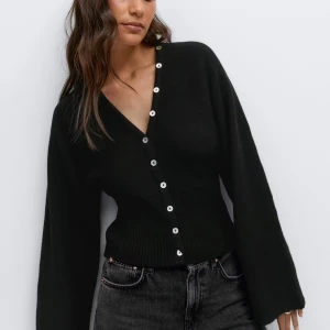 Svart kofta med snedknäppning från Gina - Använd 1 gång! Så i nytt skick