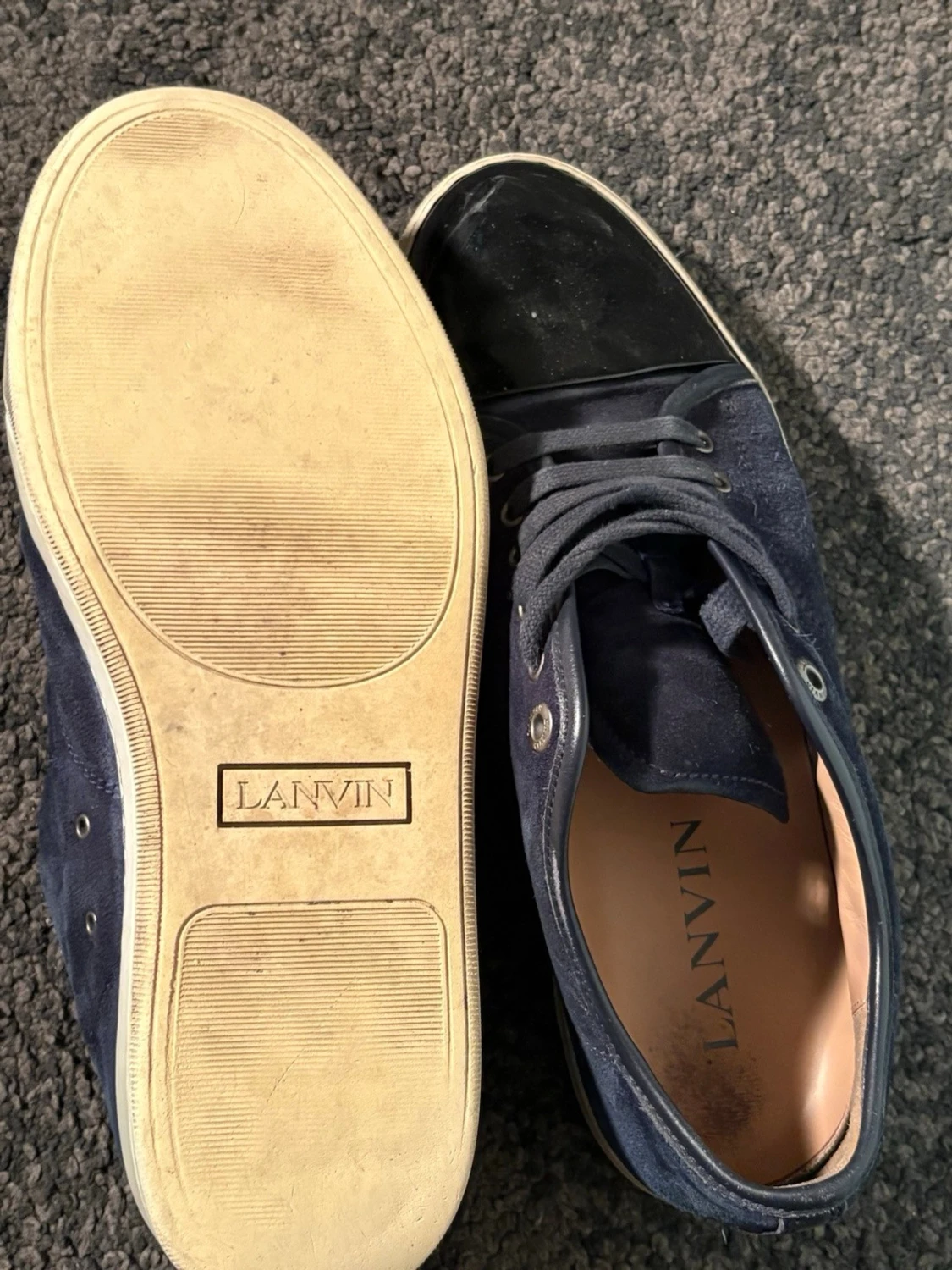 Mörkblå Lanvin sneakers med lackdetalj - 1