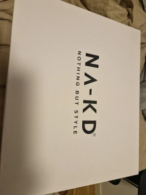 Pointy Chelsea boots i svart sammet - Säljer ett par snygga pointy Chelsea boots från NA-KD i färgen Black Velvet. Boots i sammetsmaterial med spetsig tå och klassisk resår på sidorna. Perfekta för dig som vill ha en trendig och stilren look.