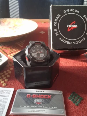 Svart Casio G-Shock klocka - Nyservad med nytt batteri och packningar kontrollerade  💪 Funktioner:• Analog + digital visning• Världstid (29 tidszoner / 48 städer)• Upp till 5 alarm• Datum + dag + autokalender• Tidtagarur (1/1000 sekund)• Countdown timer• LED-belysning• Antimagnetisk• 200 m vattentålighet  📏 Specifikationer:• Ca 55 mm bred• Ca 17 mm tjock• Rejäl resinboett• Gummiarmband• Stor och tydlig display• Klassisk G-Shock tålighet