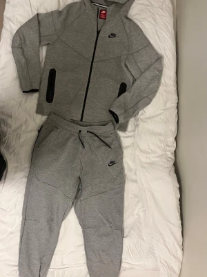 Grått Nike tech set - Snyggt gråt Nike tech det med hoodie och byxor