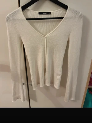 Vit Croppad tröja  - Vit stickad croppad tröja från bikbok använd fåtal gånger så i superfint skick!🥰 Strl XS men skulle säga att den passar S också då den är stretchig!