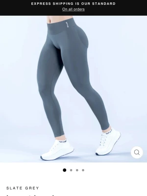 Dfyne impact - Supersnygga mörkgrå seamless leggings från DFYNE Impact med medelhög midja och tight passform. Tillverkade i ett stretchigt och mjukt material som formar sig efter kroppen. Perfekta för träning eller chill dagar. Diskret logga vid linningen. FÄRG SLATE GRAY HELT HELT NYA