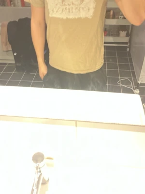 Beige t-shirt cp company - Säljer en beige t-shirt med ett stort vitt tryck på bröstet. T-shirten har klassisk passform, rund halsringning och korta ärmar. Perfekt för dig som gillar en enkel men ändå snygg stil.