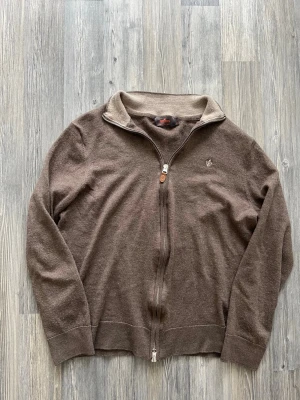 Morris merinoull - Säljer nu denna riktigt feta Morris full zip i merino ull. Säljer den då den krympte i tvätten, på lappen står det XL men den är för liten för min bror som är runt 180-182. Tror att den borde passa okej på någon mellan 170-180. Skriv gärna vid frågor😇