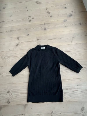 Marinblå topp Acne Studios  - Superfin topp från Acne Studios med trekvartsärm och hög hals.  