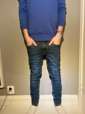 Blå slim fit jeans - Hej! Säljer dessa feta blå slim fit jeansen från märket garcia modell TAVIO. De har riktigt bra kvalitet eftersom de har använts mycket men inte kommit till skada någonting, vilket gör att de ser ut som nya. Storlek 152 men passar mycket  bättre om man är längre än det (personen på bilden är 168 lång). Köpt för 500 kr från kidsbrandstore. Fler bilder finns.Vid intresse är det bara att höra av sig!!