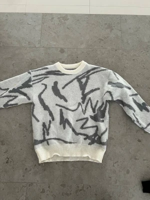 Crewneck - En tröja jag köpte för längesen. Den har fläckar och därav det billiga priset. Storlek S men kan passa M också. 