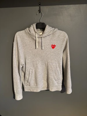 Grå hoodie Comme des Garçons Play - Grå hoodie från Comme des Garçons Play. Skick 8/10. Storlek S. Inköpt för 2600. Inga defekter.