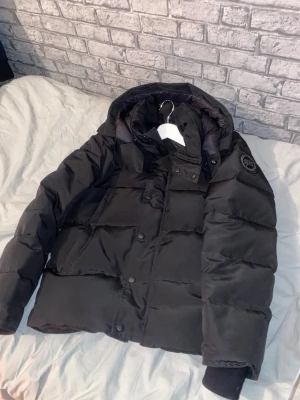 Svart Canada Goose vinterjacka  - Svart Canada Goose vinterjacka, black label, storlek S, helt ny aldrig använd och bästa kvalitet man kan hitta!