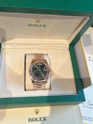 Klocka - Jätte snygg klocka. Som ni ser är den helt ny och kommer med box