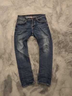 Nudie jeans - Stilrena blåa nudie jeans i modellen grim Tim storlek 33/34. Super sköna helt fläck fria och inga hål. Tveka inte på att skicka om du undrar något. Priset går såklart att diskutera vid snabb affär