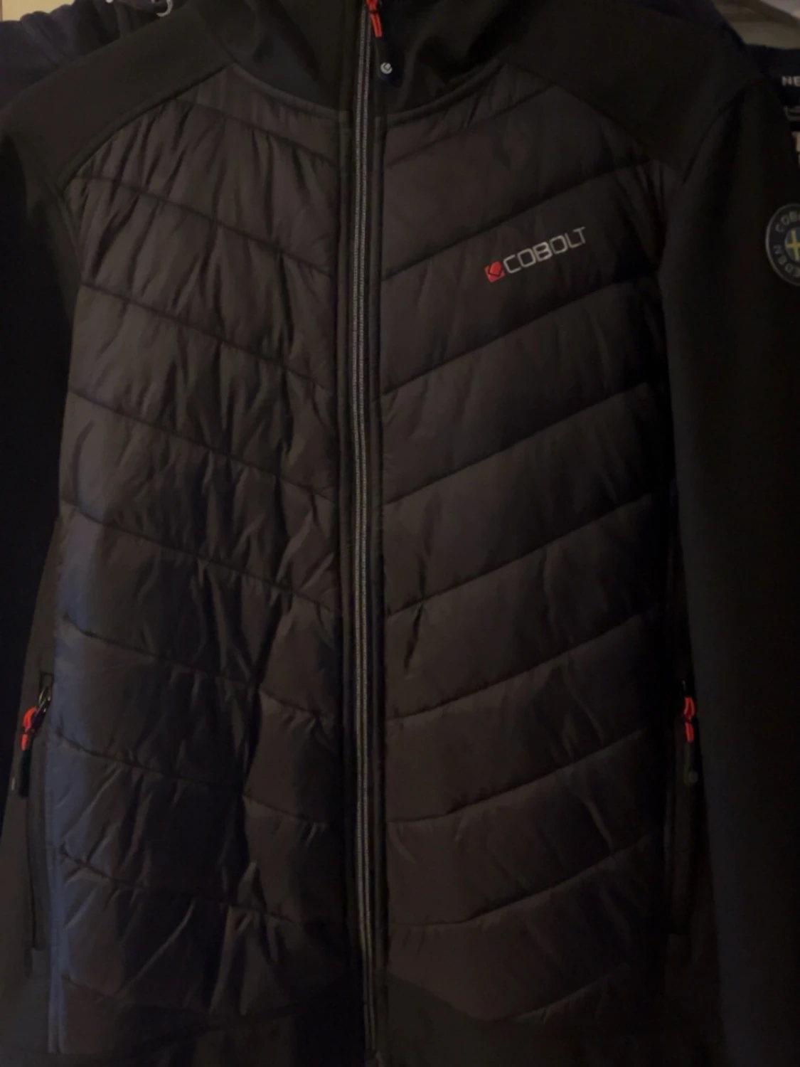 Svart vindjacka från Cobolt med huva