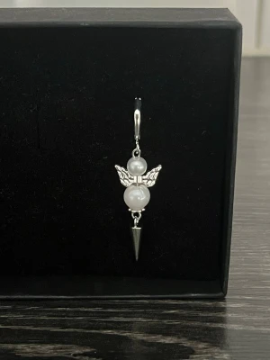 Silverörhänge - Ett silverörhänge som även finns att köpa i par så kolla mina andra annonser! Det är rostfritt stål.