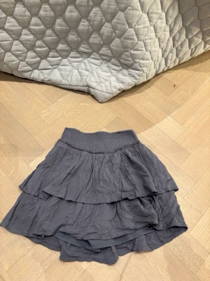 Söt kjol från Hollister - Köpte den i London men använder inte längre, Har inbyggda shorts, Pris kan alltid diskuteras❤️❤️