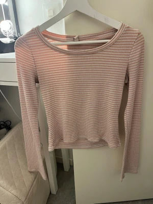 Nelly rosa set - Säljer då de inte kommer till användning. Det finns lite missfärgningar under armarna på tröjan men det är inget som syns direkt samt inget som man tänker på, annars är den i bra skick! 