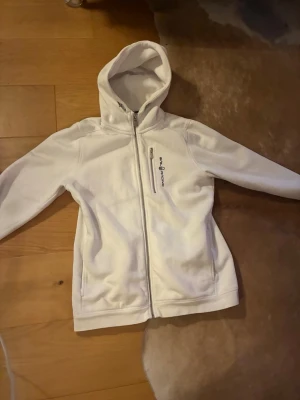 Vit hoodie från Sail Racing - Sail racing hoodie som nästan aldrig använts. 