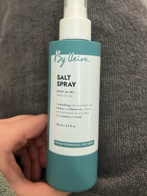By Veira Salt Spray 150 ml - Salt spray från By Veira som ger volym och textur till håret. Innehåller hydrolyserat veteprotein och är färgbevarande samt 100% vegansk. Kommer i en turkos och vit plastflaska med sprayfunktion. Perfekt för att skapa en beach look. Testad en gång.
