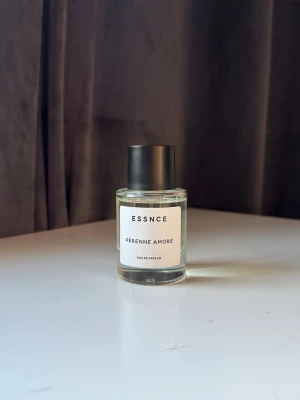 Perenne amore parfym  - Perenne amore parfym ifrån essence. Inprincip helt ny som ni ser 