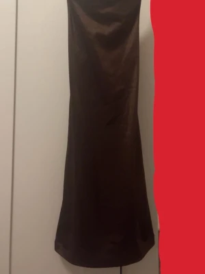 Brun tight klänning - Jag säljer denna klänning då den är för liten för mig. Bilderna kan då göra att klänningen ser lite för tight ut! Men den är i storlek XS från hm och är köpt för ett par år sedan men inte har använts sedan dess.