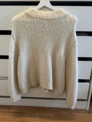 Stickad tröja Zara  - Stickad törja ifrån Zara i storlek S! 