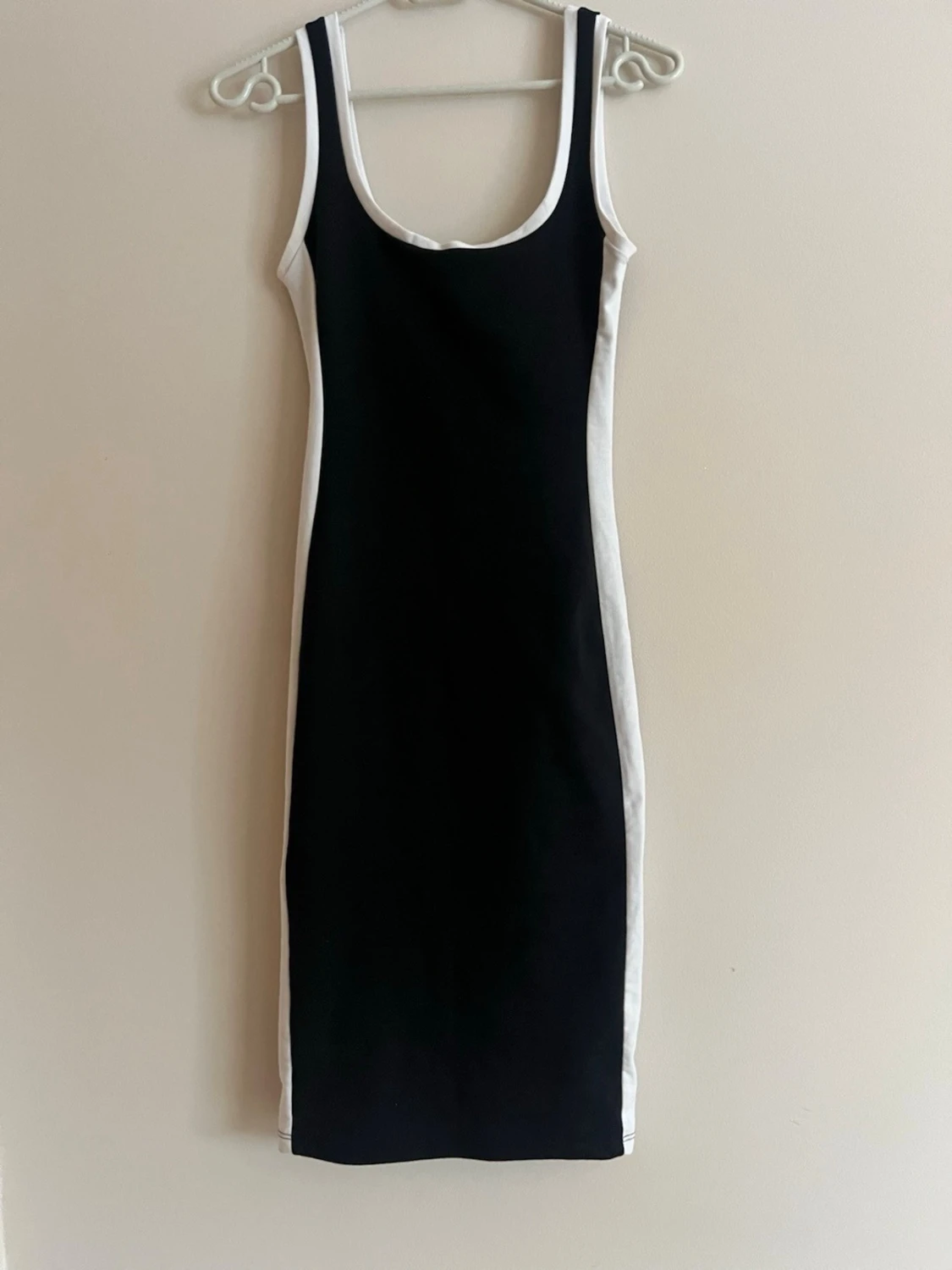 Svart-vit ärmlös klänning - 1