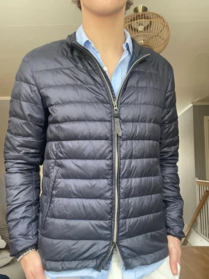 Woolrich Cardigan / Lätt jacka – Navy – Strl S – Premium - Säljer stilren Woolrich cardigan/lätt jacka. Perfekt lagerplagg.  • Märke: Woolrich • Storlek: S • Färg: Navy • Skick: Mycket fint skick • Premium kvalitet  📦 skickas samma dag ⚡ Snabb affär prioriteras  