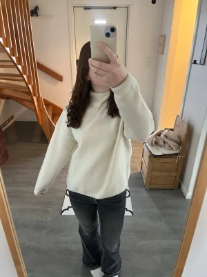 Vit polotröja - Super fin och mysig vit/cremefärgad polotröja från Kappahl. Den är endast använd två gånger!Själva polokragen är lite lös så den sitter inte tajt runt halsen☺️
