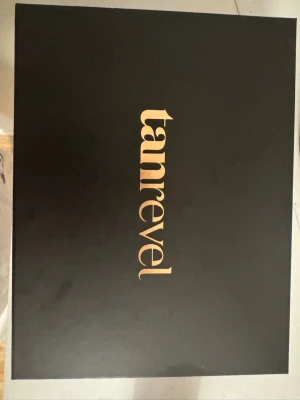 Tanrevel spraytan-enhet med laddkabel - Tanrevel spraytan-enhet i svart med guldfärgad logga. Kommer i elegant svart förpackning med tillhörande laddkabel och användarmanual. Den är helt ny och inte använt! 1000 sek för alla 3! 