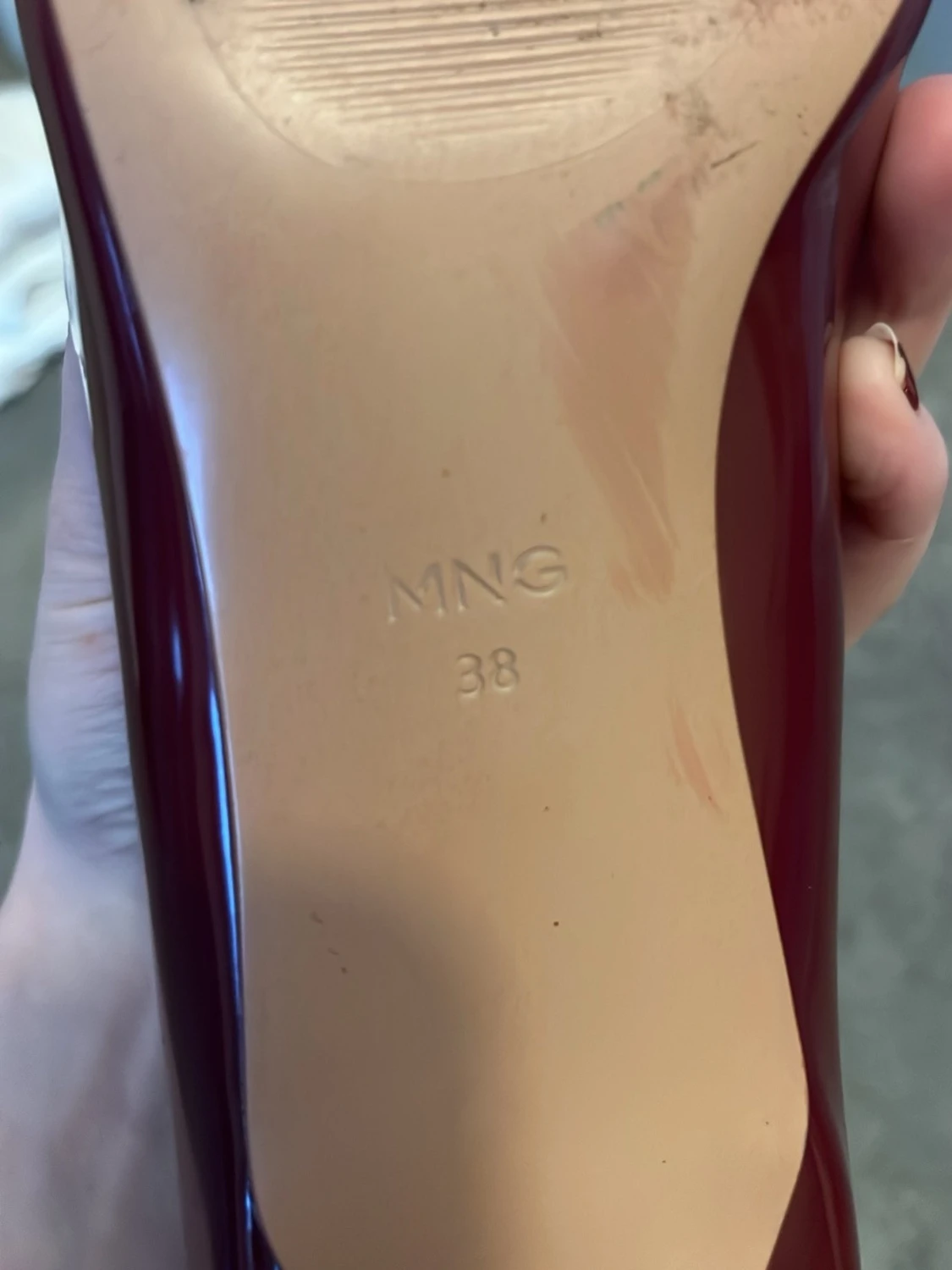 Vinröda pumps med låg klack från Mango - 2