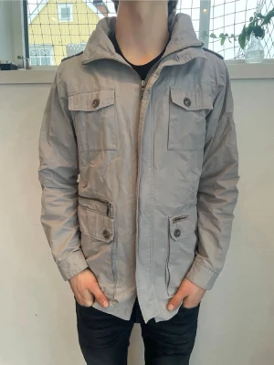 Peak Performance Field Jacka - Peak Performance Field Jacka herr| pris:1099kr| storlek: L| skick:9/10| hör av dig vid minsta lilla fundering eller fråga|