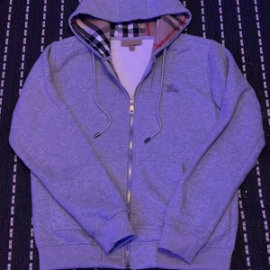 Burberry tröja  - Säljer tröjan då jag inte använder den längre storlek m men passar oxhså s.