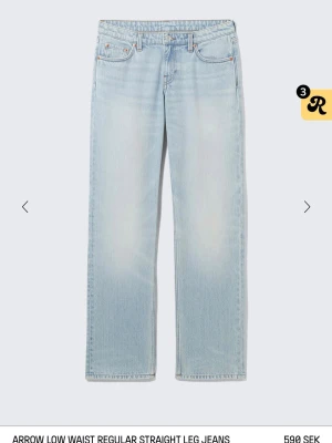 Ljusblå raka jeans Arrow low waist - Säljer mina ljusblå ARROW jeans från weekday då dom är försmå i storlek w28 L32, dom är lågmidjade och inga defekter ( inte säker om färgen på första bilden stämmer helt överens)