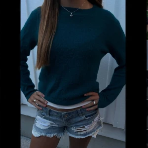 Långärmad stickad tröja  - Snygg mohair liknande stickad tröja i jättefint skick med inga defekter. Strl XS men (passar även XXS-M) beroende på hur vill ha passformen. (Pris kan diskuteras) Skriv för fler bilder💘💘