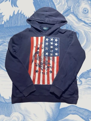 Vintage Hoodie  - Säljer en fet hoodie från Ralph Lauren. Det står XL i storleken eftersom det är en barnhoodie men den passar som S. Alla mått finns på bild 4 och modellen på bild 5 är 184 och 60kg. Hör av om du har frågor! 😊