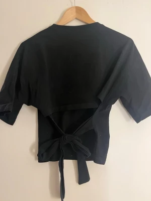 Tie Back Top - Nelly tie back top i fint skick. Passar perfekt till vardags eller lite finare tillställen. I storlek S🌸