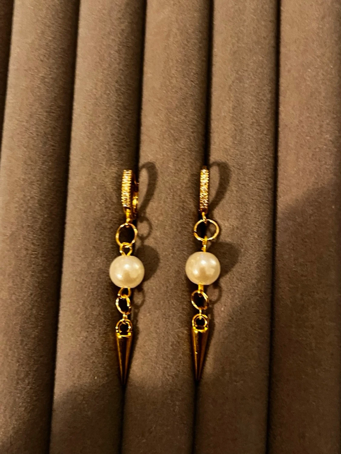 Guldörhängen med pärlor och spikes
