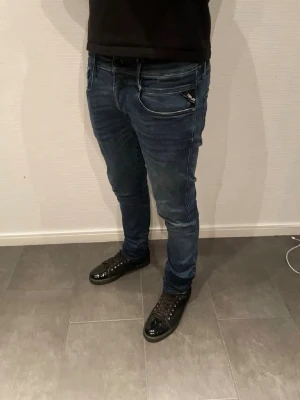 Replay anbass jeans - Replay Anbass jeans herr| pris:499kr| storlek: W33 L32| skick:9/10| hör av dig vid minsta lilla fundering eller fråga|