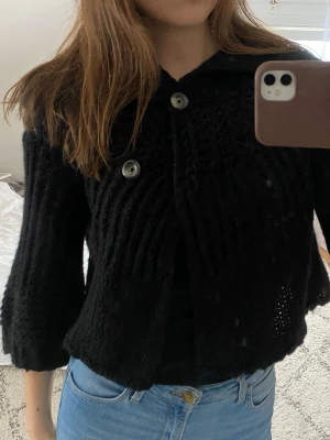 Svart hugo boss kofta - Svart kofta med trekvartsärm💕💕💕 Jättefin att ha till vardags men också att klä upp! 