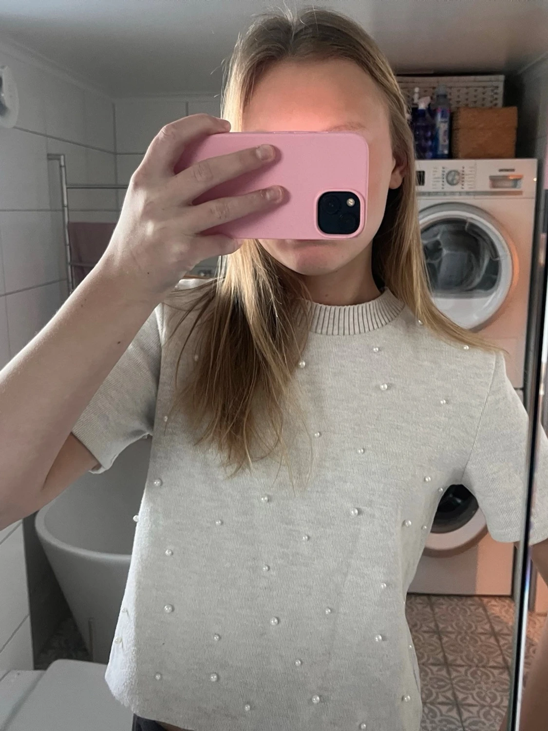 Ljusgrå topp med pärlor - 1