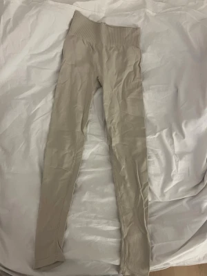 Beige ribbade leggings - Snygga beige leggings med ribbad struktur och hög midja. De är stretchiga och sitter tight. 