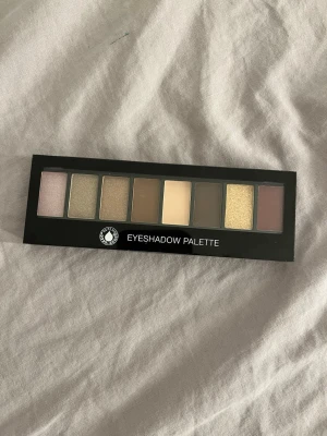 Depend ögonskuggs palett  - Säljer då den inte kommer till användning. Fick den i present. Den är aldrig använd. Har ej kvittot. 