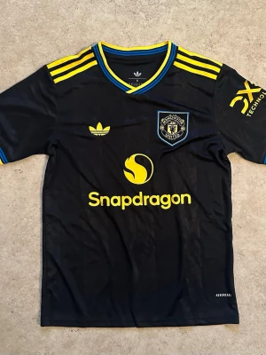 Manchester United 2025/26 Tredjeställ  - Storlek S
